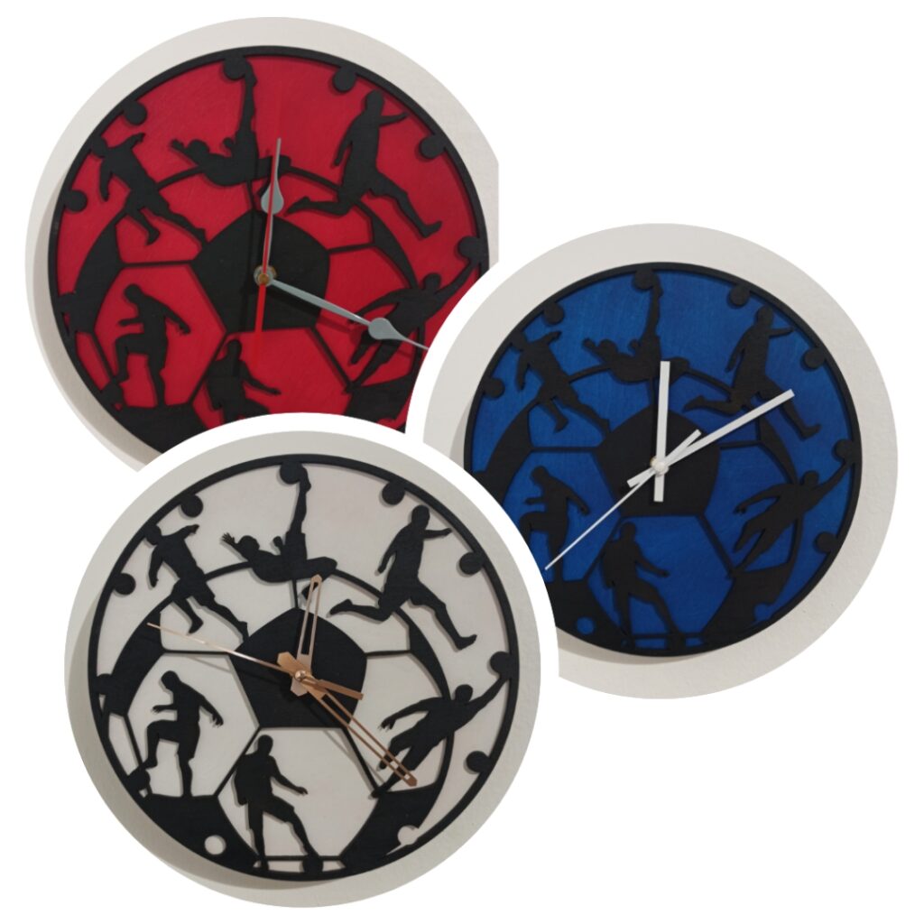 orologio in legno colorato tema calcio