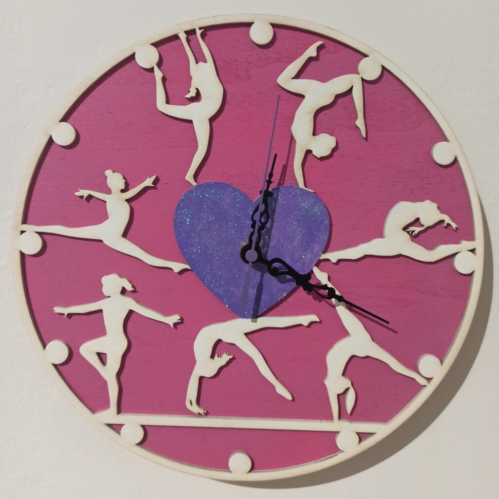 orologio in legno colorato a tema ginnastica artistica