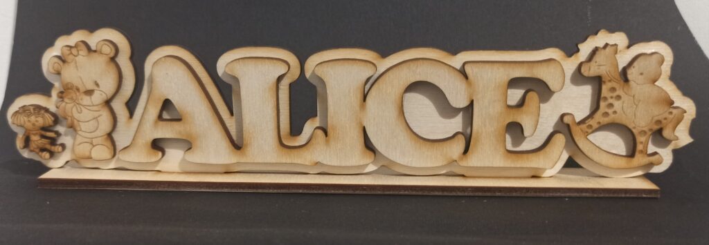 nome in appoggio legno su legno