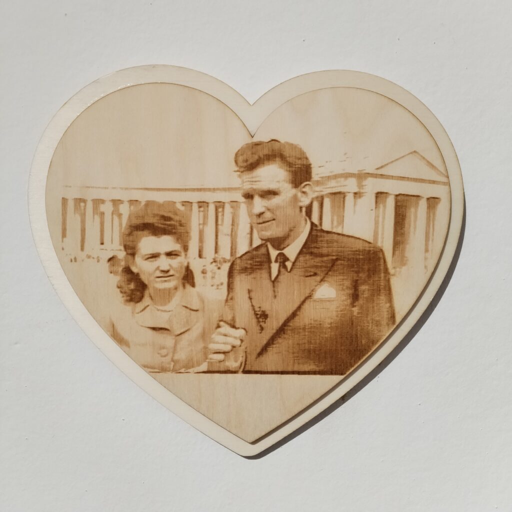 cuore in legno con fotoincisione da rielaborazione fotografica